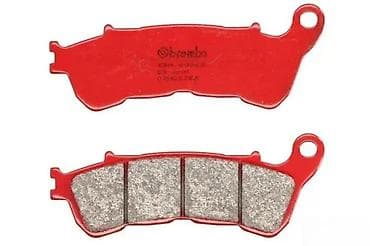 Brembo kočione pločice u crvenoj boji. Dizajnirane su za vozila i na lalafo.rs Brembo kočione pločice u crvenoj boji. Dizajnirane su za vozila i