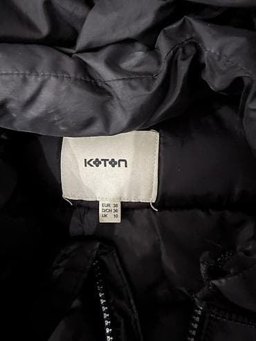 Koton ženski puf prsluk sa kapuljačom - Boja: crna - Model na lalafo.rs — 2 Koton ženski puf prsluk sa kapuljačom - Boja: crna - Model — 2