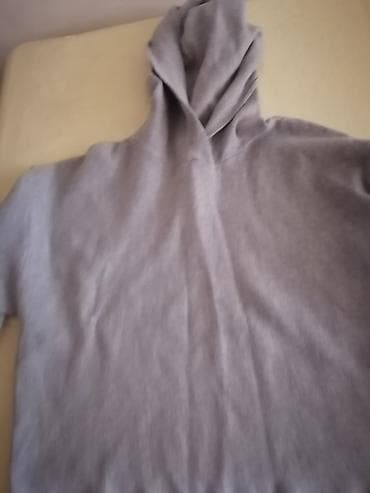 Siva dukserica sa kapuljačom - Jednobojna, svetlosiva boja - Model na lalafo.rs — 2 Siva dukserica sa kapuljačom - Jednobojna, svetlosiva boja - Model — 2