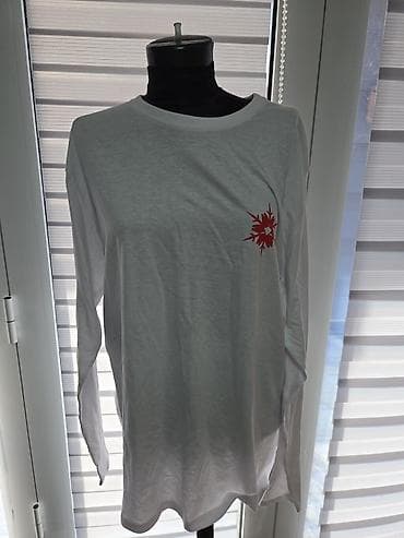 Bela majica dugih rukava sa diskretnim printom na levoj strani grudi na lalafo.rs Bela majica dugih rukava sa diskretnim printom na levoj strani grudi