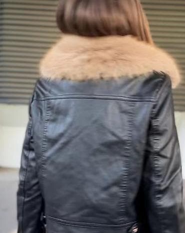 Ženska kožna jakna sa krznom – elegantan kratki model - Materijal na lalafo.rs — 2 Ženska kožna jakna sa krznom – elegantan kratki model - Materijal — 2