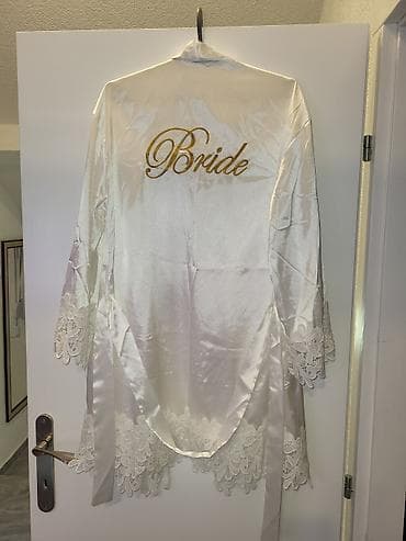 - Elegantni beli satenski ogrtač sa zlatnim vezom “Bride” na leđima - na lalafo.rs — 1 - Elegantni beli satenski ogrtač sa zlatnim vezom “Bride” na leđima - — 1