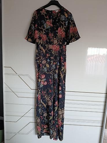 Elegantni kombinezon sa cvetnim dezenom, idealan za posebne prilike at lalafo.rs — 1 Elegantni kombinezon sa cvetnim dezenom, idealan za posebne prilike — 1