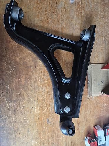 Rame viljuska Reno Twingo 1 sa kuglom i gumeno‑metalnim čaurama - na lalafo.rs Rame viljuska Reno Twingo 1 sa kuglom i gumeno‑metalnim čaurama -