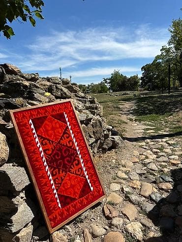 Ručno rađen zidni dekor – vuneni ćilim u drvenom ramu - Materijal na lalafo.rs — 1 Ručno rađen zidni dekor – vuneni ćilim u drvenom ramu - Materijal — 1