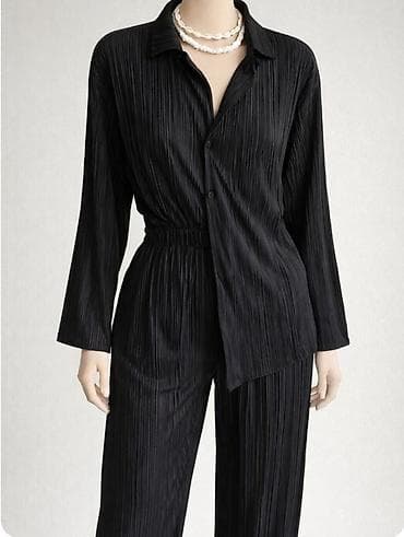 Elegantna ženska komplet-trenerka od plisirane tkanine u crnoj boji na lalafo.rs Elegantna ženska komplet-trenerka od plisirane tkanine u crnoj boji