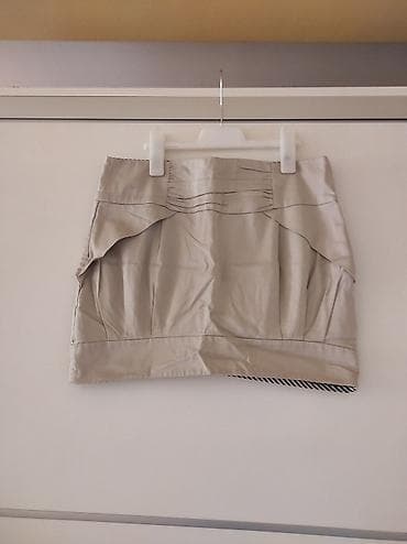 Suknja poluobim struka 40, duzina 38. Odgovara za M at lalafo.rs Suknja poluobim struka 40, duzina 38. Odgovara za M