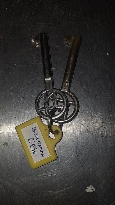 Metalni orman beli sa vitrinom Drugi 500e Kao sa slika Ne odgovaram na na lalafo.rs — 8 Metalni orman beli sa vitrinom Drugi 500e Kao sa slika Ne odgovaram na — 8