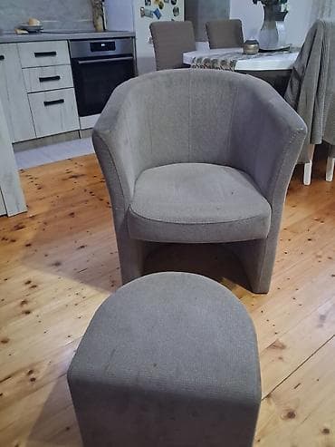 Fotelja sa tabureom u odličnom stanju,osim što je potrebno dubinsko na lalafo.rs Fotelja sa tabureom u odličnom stanju,osim što je potrebno dubinsko