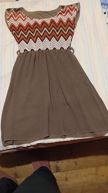 dve suknje po: Lot haljina – 4 kom 1) Haljina bez rukava, gornji deo sa cik-cak na lalafo.rs — 1 dve suknje po: Lot haljina – 4 kom 1) Haljina bez rukava, gornji deo sa cik-cak — 1