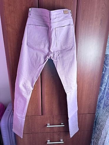 Ženske uske farmerke u roze boji sa iscepanim detaljima na kolenima na lalafo.rs Ženske uske farmerke u roze boji sa iscepanim detaljima na kolenima