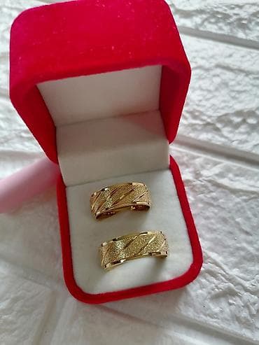 Set burmi – elegantne zlatne venčane burme u crvenoj plišanoj kutiji na lalafo.rs — 1 Set burmi – elegantne zlatne venčane burme u crvenoj plišanoj kutiji — 1