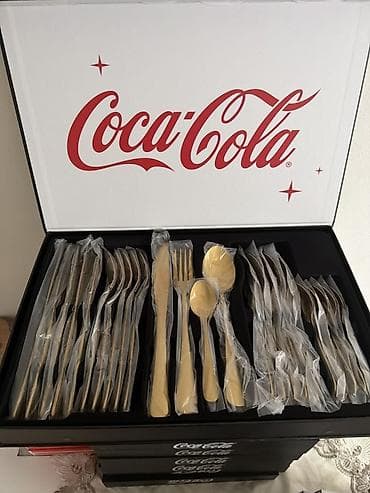 Ekskluzivni Coca‑Cola set pribora za jelo u poklon kutiji. - na lalafo.rs — 2 Ekskluzivni Coca‑Cola set pribora za jelo u poklon kutiji. - — 2