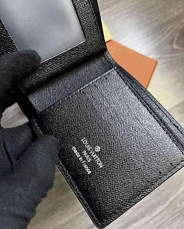 cista koza broj: Louis Vuitton muški novčanik, klasičnog preklopnog dizajna, u crnoj na lalafo.rs — 5 cista koza broj: Louis Vuitton muški novčanik, klasičnog preklopnog dizajna, u crnoj — 5