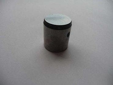 Klip sa karikama za mali dvotaktni motor - Kompaktan cilindrični klip na lalafo.rs Klip sa karikama za mali dvotaktni motor - Kompaktan cilindrični klip