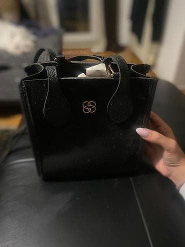 Crna torba sa dugim kaišem preko ramena i ručkama za nošenje u ruci na lalafo.rs — 2 Crna torba sa dugim kaišem preko ramena i ručkama za nošenje u ruci — 2