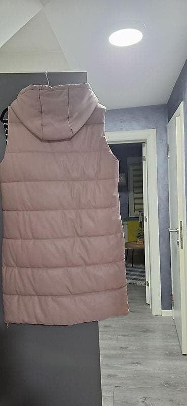 Duga ženska pufnast prsluk sa kapuljačom – puder roze boja. - Model na lalafo.rs — 4 Duga ženska pufnast prsluk sa kapuljačom – puder roze boja. - Model — 4