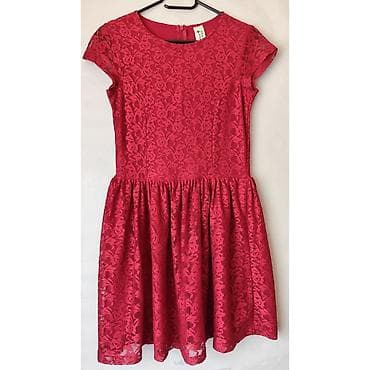 dve suknje po: Elegantna bordo haljina sa čipkom, kratkih rukava. Haljina ima okrugli at lalafo.rs — 1 dve suknje po: Elegantna bordo haljina sa čipkom, kratkih rukava. Haljina ima okrugli — 1