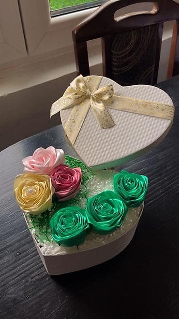 Dekorativna poklon kutija u obliku srca sa ručno rađenim ružama od na lalafo.rs — 1 Dekorativna poklon kutija u obliku srca sa ručno rađenim ružama od — 1