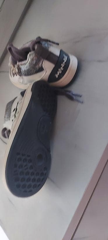 Dečije patike visoke dubine sa likovima Minnie Mouse. Zara, 23 broj na lalafo.rs — 6 Dečije patike visoke dubine sa likovima Minnie Mouse. Zara, 23 broj — 6