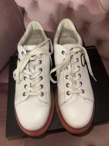 Bele patike sa platformom i karakterističnim logom/ilustracijom karl na lalafo.rs — 4 Bele patike sa platformom i karakterističnim logom/ilustracijom karl — 4