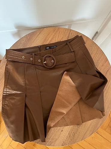 Zara mini suknja od eko kože u tamno braon boji. A-kroj sa dubokim na lalafo.rs — 1 Zara mini suknja od eko kože u tamno braon boji. A-kroj sa dubokim — 1