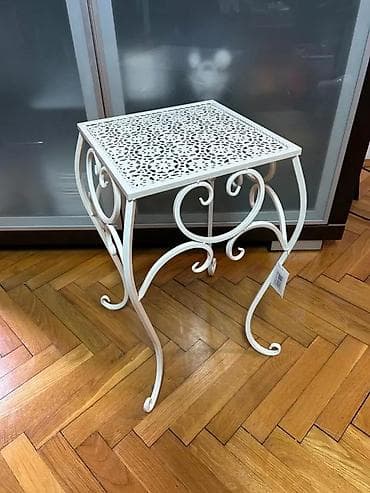 Dekorativni metalni stočić – vintage/šik stil - Materijal na lalafo.rs Dekorativni metalni stočić – vintage/šik stil - Materijal