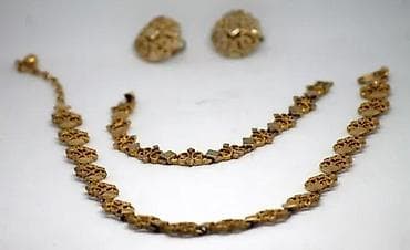 Vintage Avon nakit Goldtone Textured Scroll Work. Prodaje se prekrasan na lalafo.rs — 2 Vintage Avon nakit Goldtone Textured Scroll Work. Prodaje se prekrasan — 2