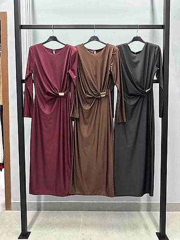 Elegantna midi haljina sa dugim rukavima i ukrasnom metalnom kopčom u na lalafo.rs — 3 Elegantna midi haljina sa dugim rukavima i ukrasnom metalnom kopčom u — 3