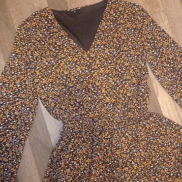 dve suknje po: Haljina s dugim rukavima i sitnim cvetnim printom - Model at lalafo.rs — 2 dve suknje po: Haljina s dugim rukavima i sitnim cvetnim printom - Model — 2