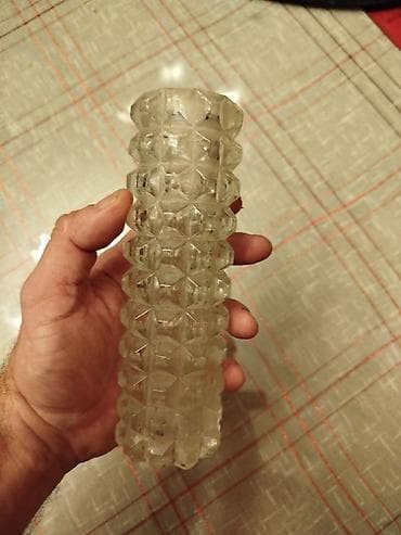 Staklena vaza,ne znam sta je Spoljne dimenzije . Visina 17 cm i na lalafo.rs — 2 Staklena vaza,ne znam sta je Spoljne dimenzije . Visina 17 cm i — 2