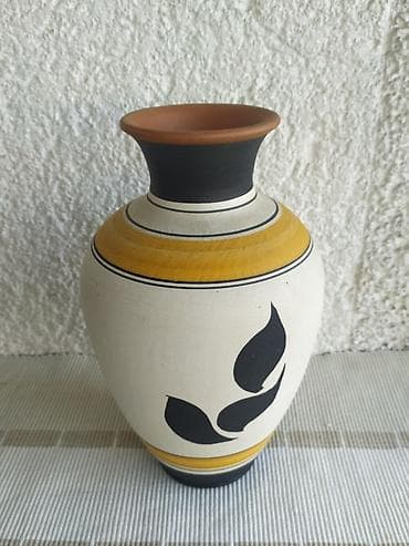 Vases and pots: Terakota Ručno Oslikana Veća Vazna 80s - 26 cm Stanje: Nekorišćeno at lalafo.rs — 6 Vases and pots: Terakota Ručno Oslikana Veća Vazna 80s - 26 cm Stanje: Nekorišćeno — 6