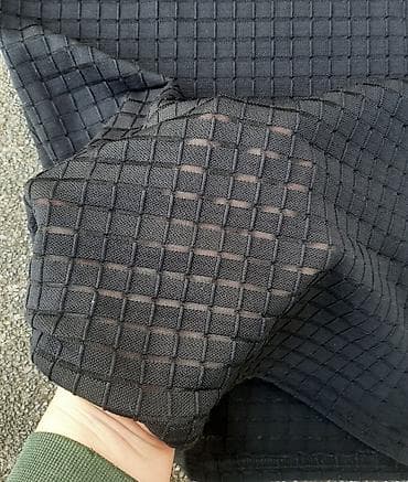 Crna majica na rupičaste kockice Polovno ok očuvano. Dimenzije na lalafo.rs — 4 Crna majica na rupičaste kockice Polovno ok očuvano. Dimenzije — 4