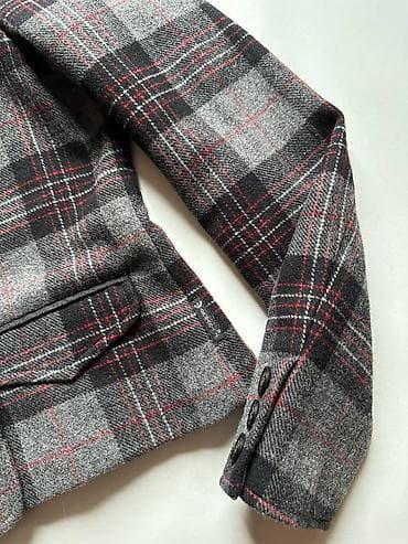 Women's Clothing: Potpuno nov kratki blejzer Armani Jeans. Blago strukiran. Samo skinuta at lalafo.rs — 8 Women's Clothing: Potpuno nov kratki blejzer Armani Jeans. Blago strukiran. Samo skinuta — 8