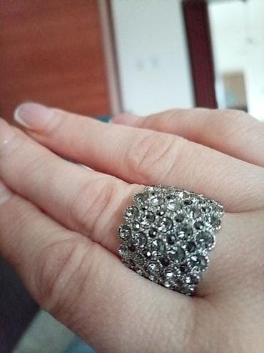 Masivni ženski prsten sa pavé ukrasom, promenio boju sa unutrašnje na lalafo.rs — 2 Masivni ženski prsten sa pavé ukrasom, promenio boju sa unutrašnje — 2