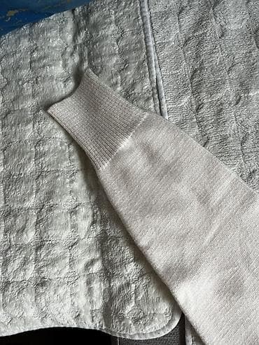 Pleteni ženski džemper s kapuljačom, boja krem/vanila. Model na na lalafo.rs — 4 Pleteni ženski džemper s kapuljačom, boja krem/vanila. Model na — 4