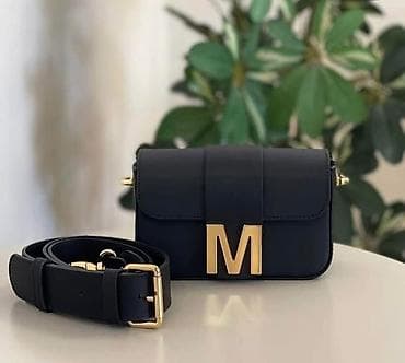 Mona Elegantna ženska torbica sa velikim metalnim slovom „M” - Model at lalafo.rs — 1 Mona Elegantna ženska torbica sa velikim metalnim slovom „M” - Model — 1