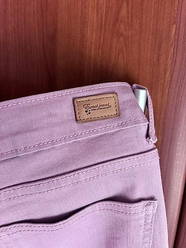 pantalone butiku ali: Ženske uske farmerke u roze boji sa iscepanim detaljima na kolenima na lalafo.rs — 2 pantalone butiku ali: Ženske uske farmerke u roze boji sa iscepanim detaljima na kolenima — 2