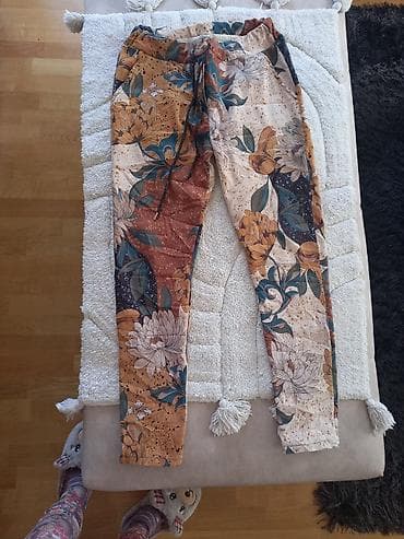 pantalone butiku ali: Pantalone od tanjg velura. bez ostecenja na lalafo.rs — 1 pantalone butiku ali: Pantalone od tanjg velura. bez ostecenja — 1