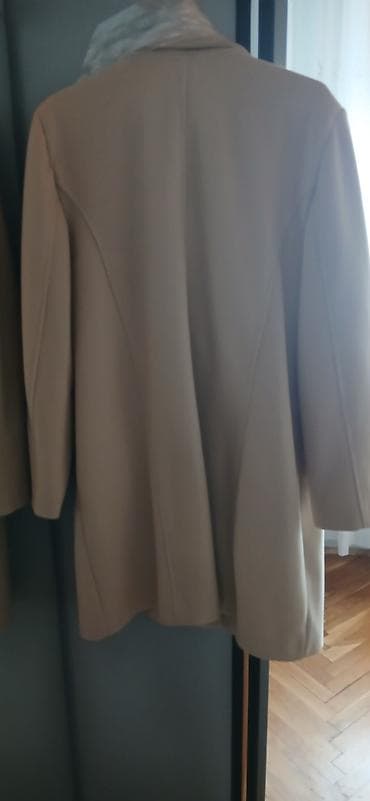 Ženski kaput – bež/neutralna boja, elegantnog kroja do iznad kolena na lalafo.rs — 2 Ženski kaput – bež/neutralna boja, elegantnog kroja do iznad kolena — 2