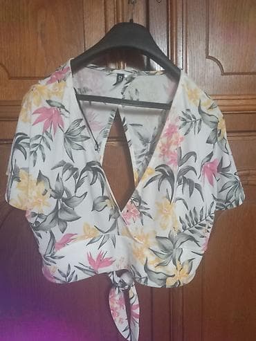 Lot ženskih bluza i majica – 4 komada 1) Kratki crop top na na lalafo.rs — 1 Lot ženskih bluza i majica – 4 komada 1) Kratki crop top na — 1