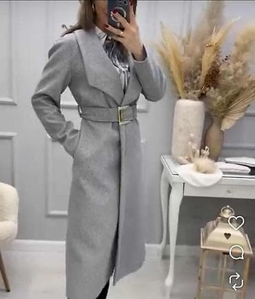 Ženski elegantni kaput sa kaišem i velikom zlatnom kopčom. Model je na lalafo.rs — 2 Ženski elegantni kaput sa kaišem i velikom zlatnom kopčom. Model je — 2