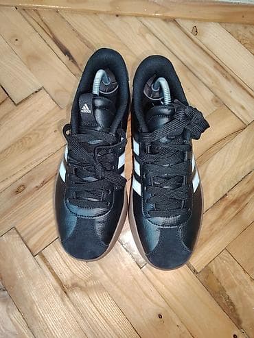 Adidas patike – crno‑bele sa gumenim đonom 38 2/3 - Model sa na lalafo.rs — 1 Adidas patike – crno‑bele sa gumenim đonom 38 2/3 - Model sa — 1