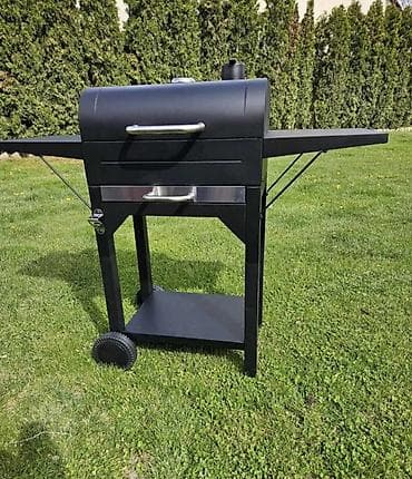 Crni roštilj na ugalj sa poklopcem i dve bočne police. Poseduje na lalafo.rs — 2 Crni roštilj na ugalj sa poklopcem i dve bočne police. Poseduje — 2