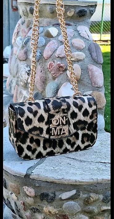 Elegantna ženska torbica preko ramena sa zlatnim lancem - Model sa na lalafo.rs Elegantna ženska torbica preko ramena sa zlatnim lancem - Model sa