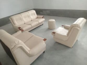 Garnitura od eko koze u krem boji,u super stanju,jedina mana su na lalafo.rs Garnitura od eko koze u krem boji,u super stanju,jedina mana su