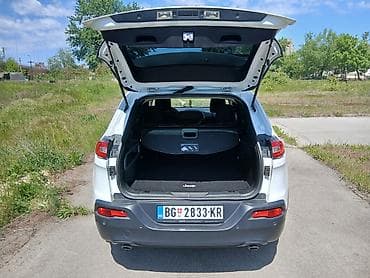Transport: Jeep Cherokee 4x4, bijela boja, registrovan u Srbiji (tablice BG) at lalafo.rs — 6 Transport: Jeep Cherokee 4x4, bijela boja, registrovan u Srbiji (tablice BG) — 6