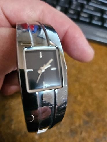 Pocket watches: Metalni ženski ručni sat – narukvica, kvadratno kućište Sat je potpuno at lalafo.rs — 1 Pocket watches: Metalni ženski ručni sat – narukvica, kvadratno kućište Sat je potpuno — 1