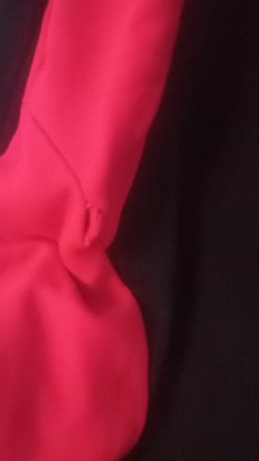 kom sa etiketom: Crna uska haljina „evija & pa” sa crvenim panelima Ima jednu manu at lalafo.rs — 4 kom sa etiketom: Crna uska haljina „evija & pa” sa crvenim panelima Ima jednu manu — 4