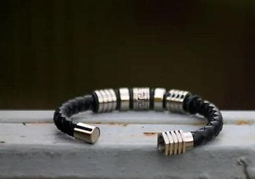 Muška magne narukvica prava koža VERSACE uzorak nerđajuće. Versace na lalafo.rs — 2 Muška magne narukvica prava koža VERSACE uzorak nerđajuće. Versace — 2